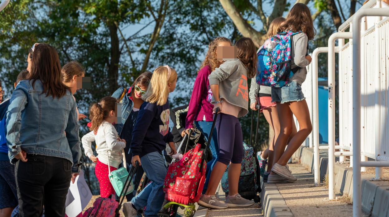 Niños, a la entrada del colegio