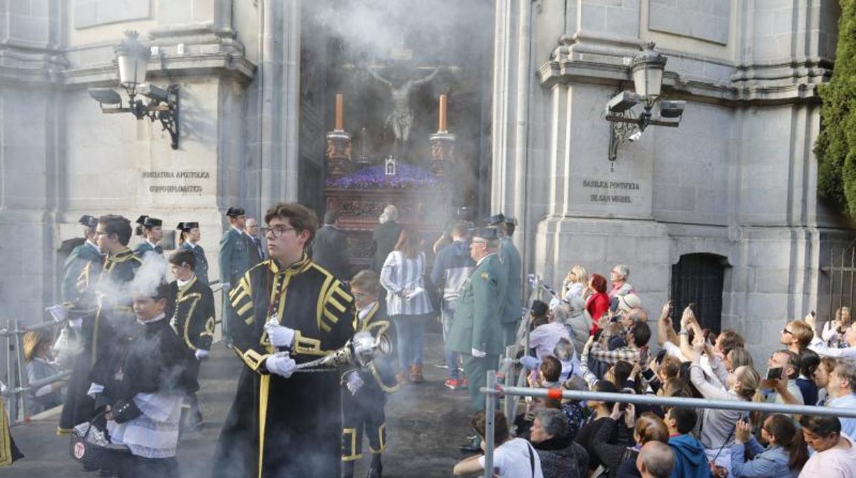 Salida del paso del Cristo de la Fe y del Perdón, ayer, en la Basílica Pontificia de San Miguel