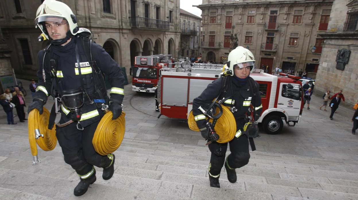 Bomberos llegando a la Catedral de Santiago en un simulacro de incendio en 2012