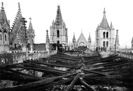 Incendio de la catedral de León en 1966. Fotografía de César Andrés Delgado cedida por el Archivo del Cabildo Catedralicio