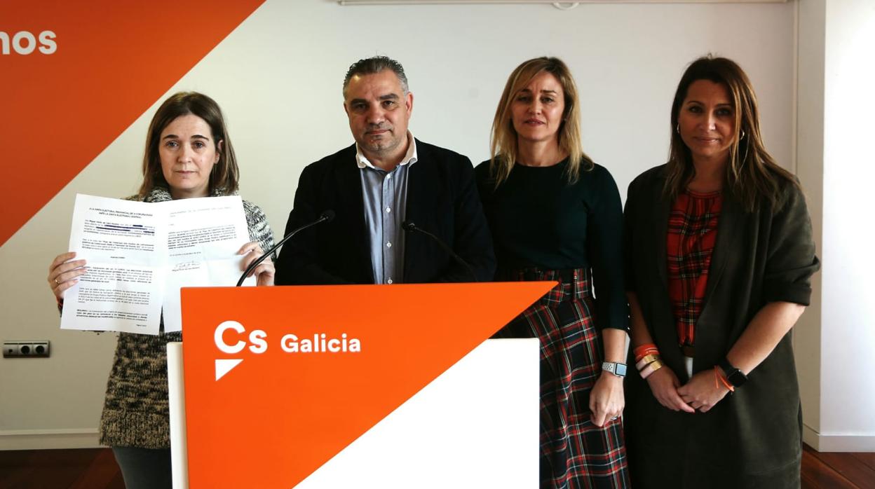 Los cabezas de lista de Cs junto al secretario de organización en Galicia, Laureano Bermejo, ayer