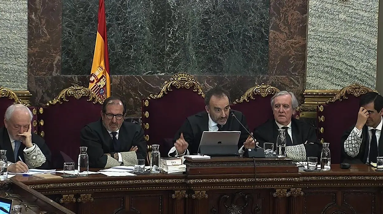 El presidente del tribunal que enjuicia la causa del «procés», Manuel Marchena (c), junto a los magistrados
