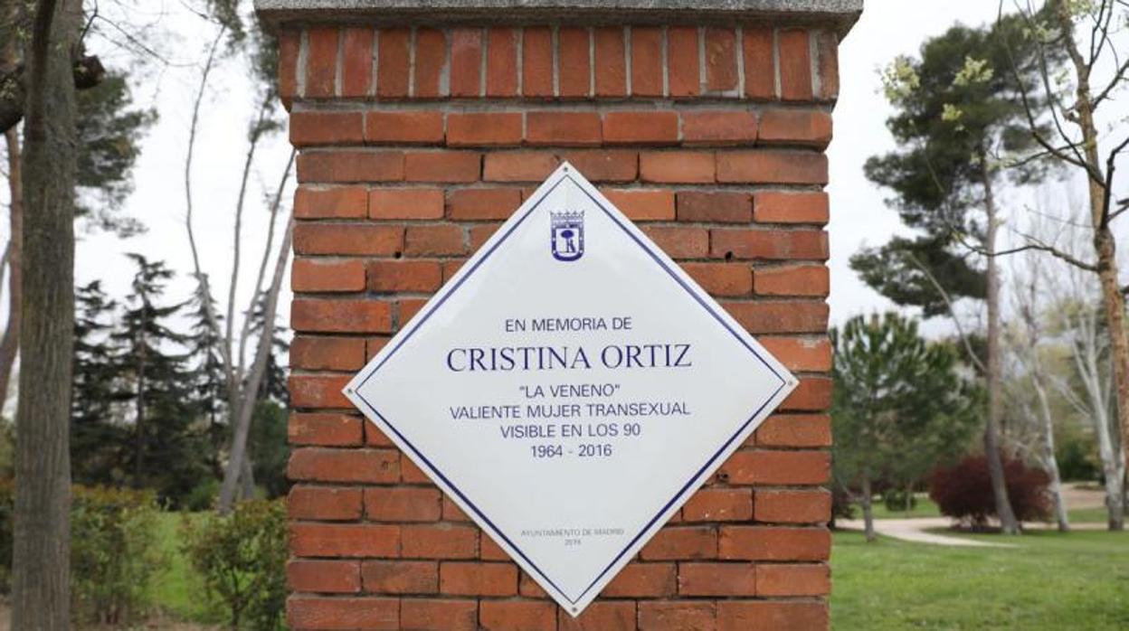 Placa en memoria de «La Veneno» en el Parque del Oeste