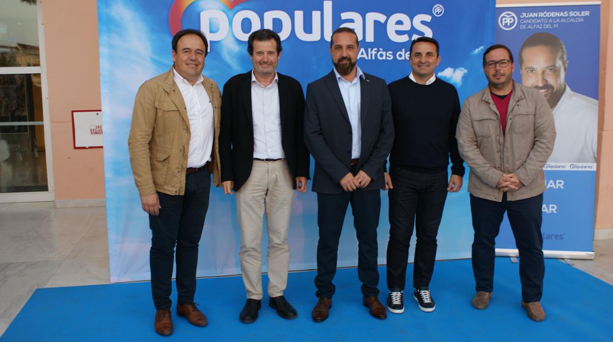 El candidato del PP de Alfaz del Pi, Juan Ródenas (centro), junto a Pepe Císcar, Agustín Almodóbar y otros dirigentes populares