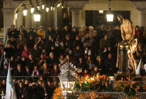 El «Cristo Atado a la Columna», durante una procesión en Valladolid