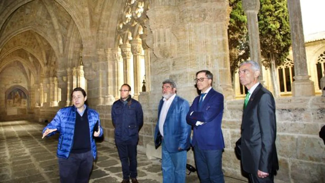 El director general de patrimonio de la Junta de Castilla y León, Enrique Saiz, durante una reciente visita a la catedral de Ciudad Rodrigo con motivo de la restauración de su claustro y del nuevo acceso de visitantes