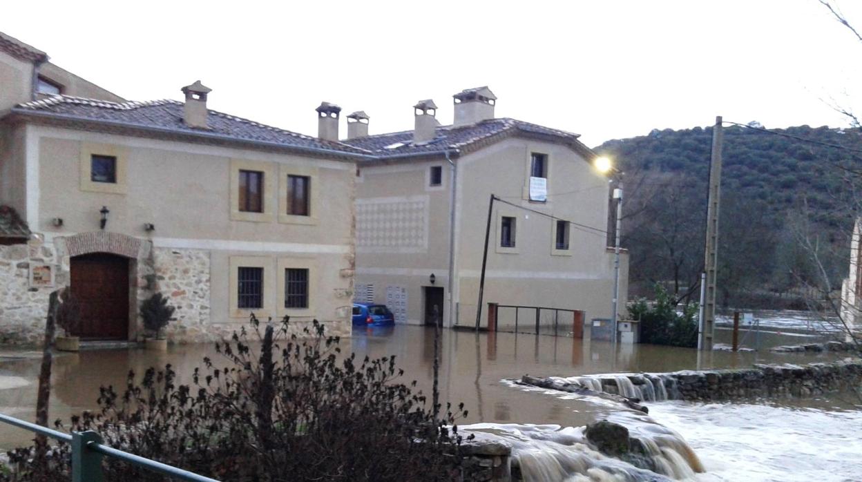 Edificios en los que se quiere instalar el centro, asolados por el agua