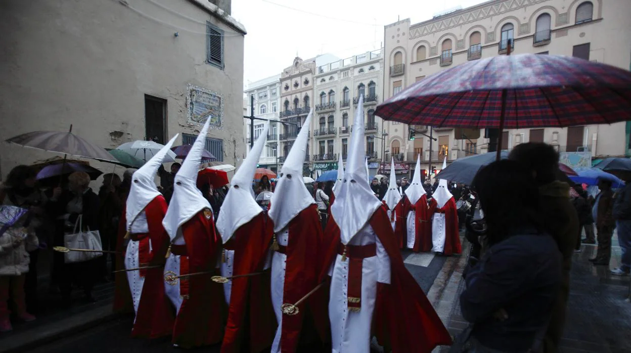 Imagen de uno grupo de cofrades de la Semana Santa Marinera de Valencia