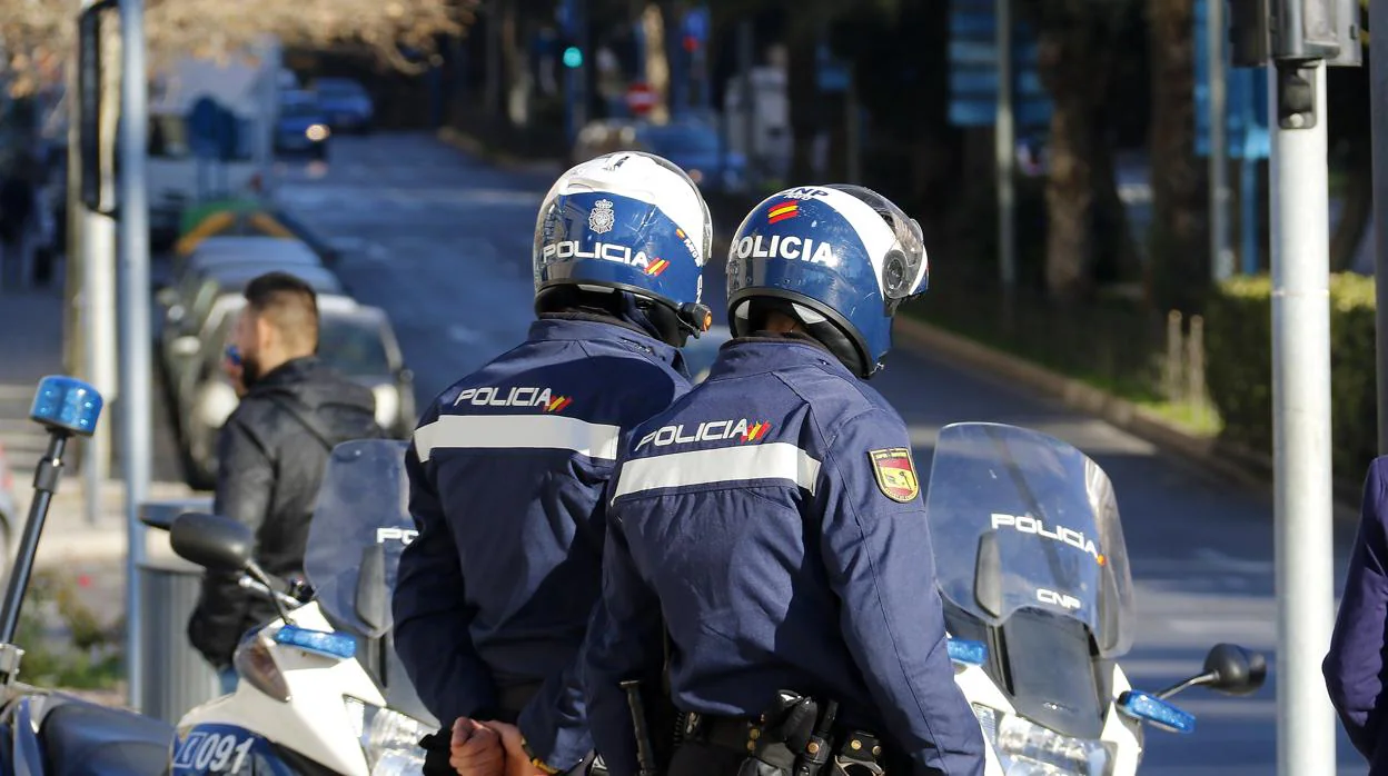 Imagen de dos agentes de la Policía Nacional en Alicante