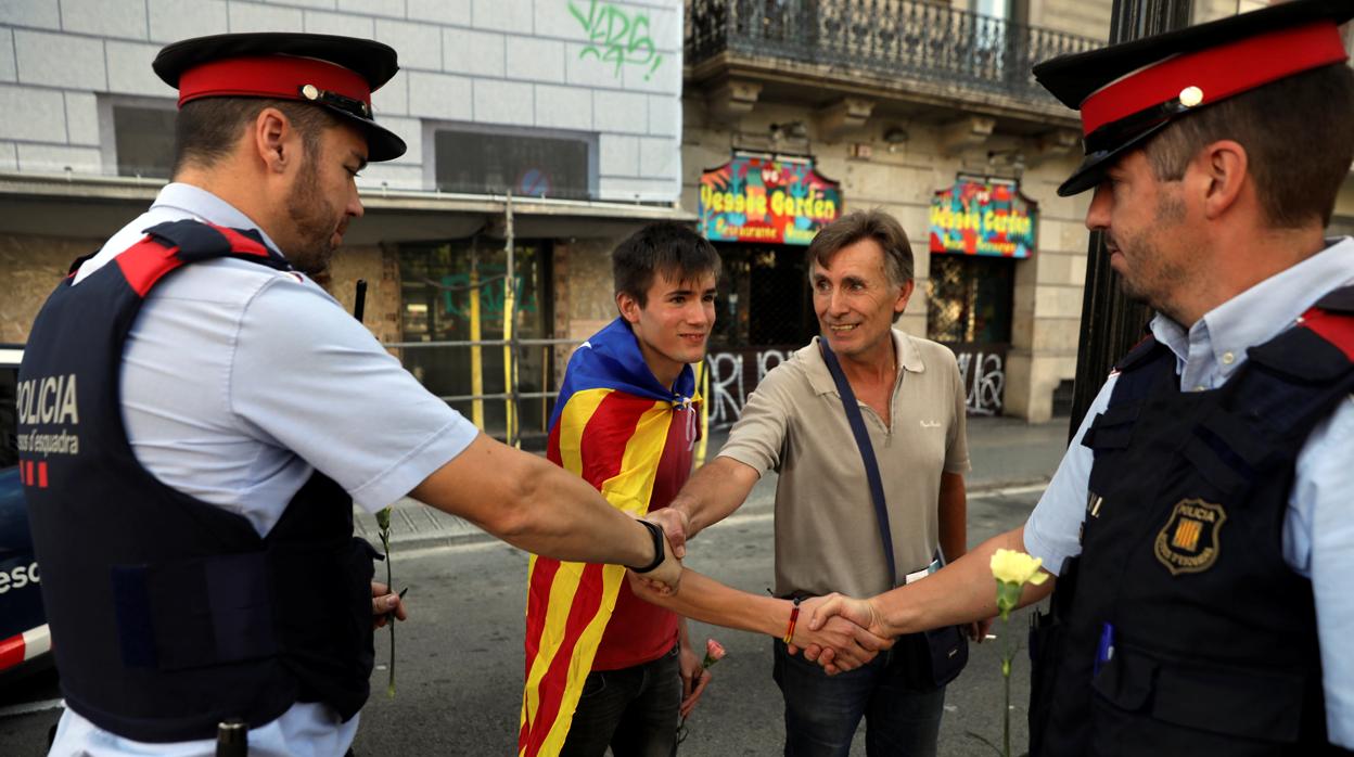 Dos mossos saludan a dos independentitas días antes del referéndum