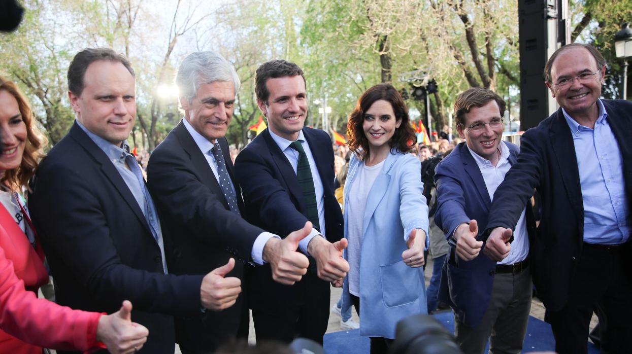 De izq. a dcha, Lacalle, Suárez Illana, Casado, Ayuso, Martínez-Almeida y García-Escudero en un acto electoral