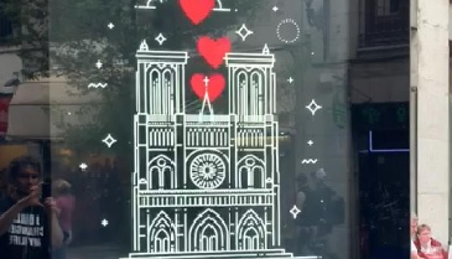 Homenaje a Notre Dame en los 300 soportes publicitarios de Madrid
