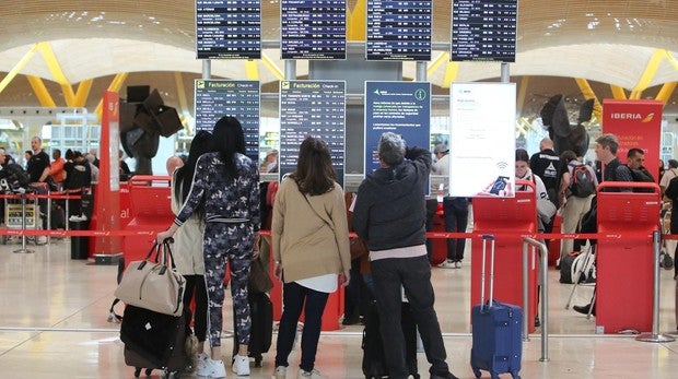 Vigilantes dicen que ha habido colas de una hora en Barajas y Aena lo niega