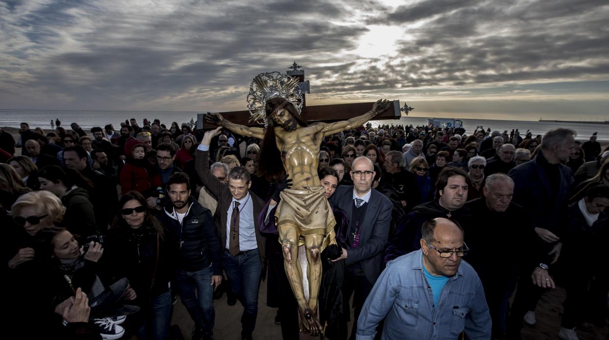 Imagen del Cristo del Salvador en la playa de El Cabanyal de Valencia