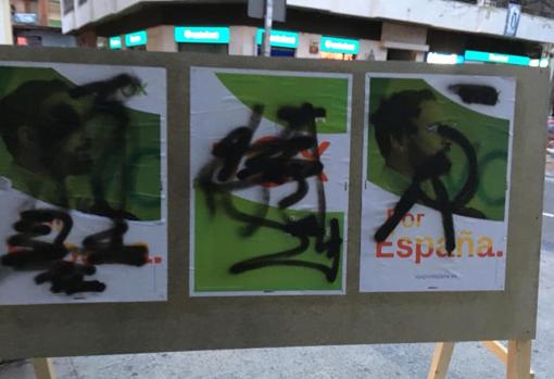 Imagen de unos carteles electorales de Vox que han sufrido actos vandálicos en Castellón