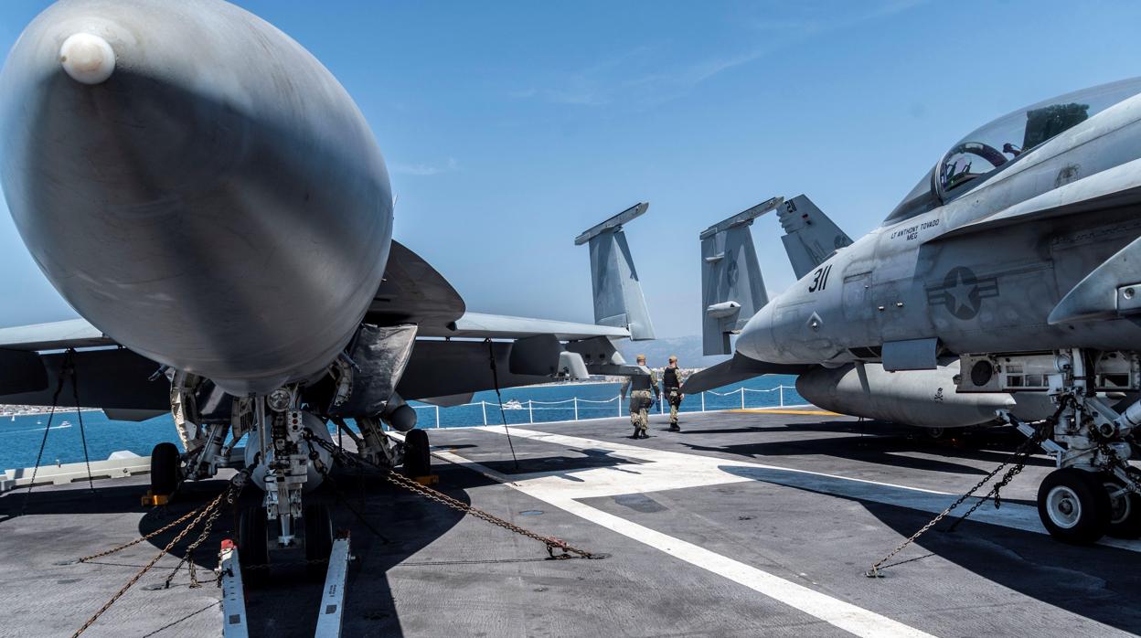 Un caza F-18 en la cubierta de vuelo del portaaviones de Estados Unidos Abraham Lincoln