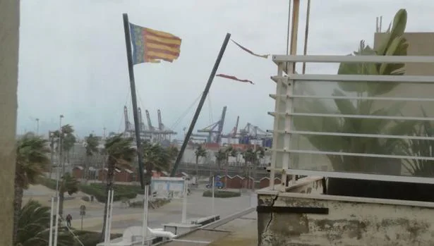 El temporal pierde fuerza tras arrancar la emblemática bandera de España de la Marina de Valencia