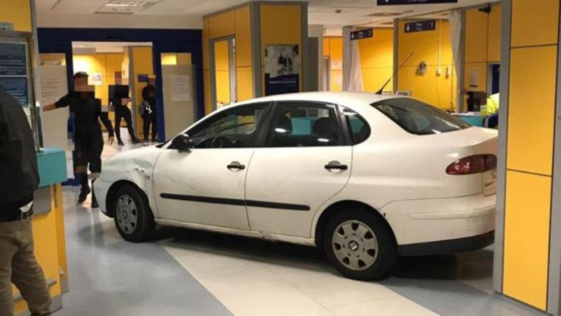 Empotra su coche contra un hospital en Bilbao porque le dijeron que su familiar tenía que esperar