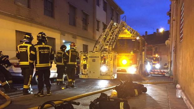 Un joven de 21 años, muy grave, al desatarse un incendio en su vivienda de Carabanchel