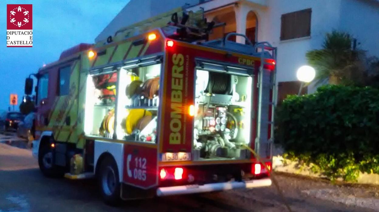 Imagen de los bomberos frente a la vivienda donde se produjo el incendio