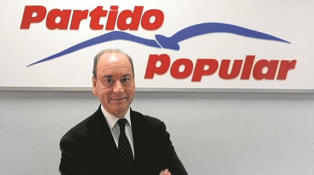 Martínez Vidal, frente al logo del Partido Popular