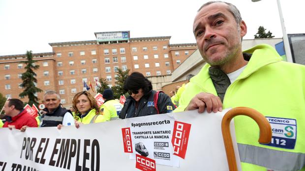 Más de un centenar de trabajadores de ambulancias protestan en Toledo