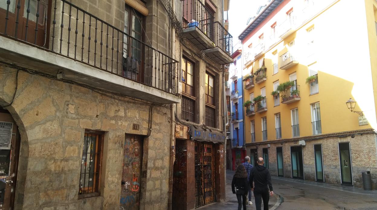 Edificio (izda.) en el que presuntamente se produjo la agresión