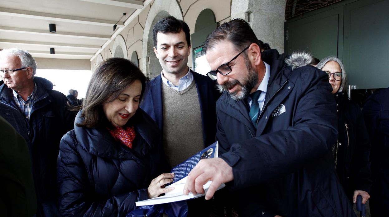 Margarita Robles, con Gonzalo Caballero, líder del PSdeG, y Ángel Mato, candidato a la alcaldía de Ferrol