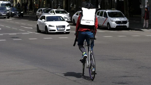 El drama de los «riders» del mercado negro: «Hay mafias que nos explotan por pedalear todo el día»
