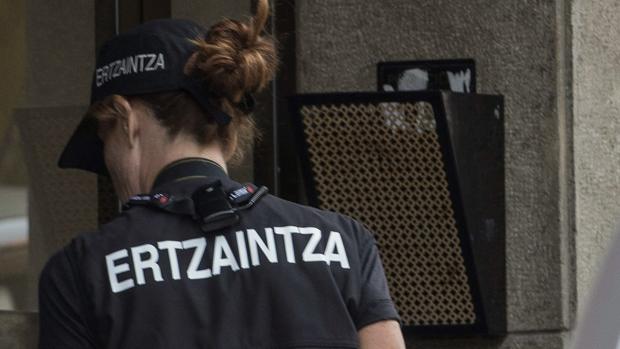 Investigados dos ertzainas por agredir a una detenida en la comisaría de Guecho