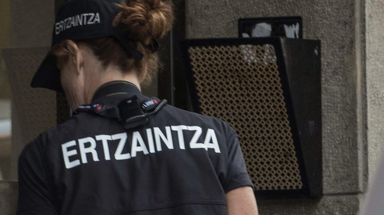 Una agente de la Ertzaintza, en una imagen de archivo