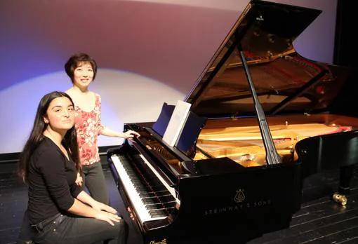La pianista junto a la alumna Silke Crespo