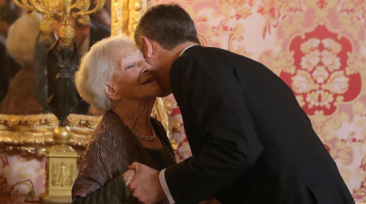 Don Felipe besa a la poeta uruguaya Ida Vitale, premio Cervantes, en el almuerzo ofrecido este miércoles al mundo de las Letras en el Palacio Real