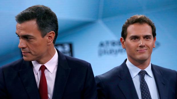 Pedro Sánchez choca con Rivera en busca de indecisos y rechaza un pacto con él