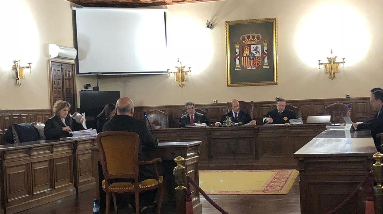 El profesor, de espaldas, en su declaración en la Audiencia Provincial de Cuenca