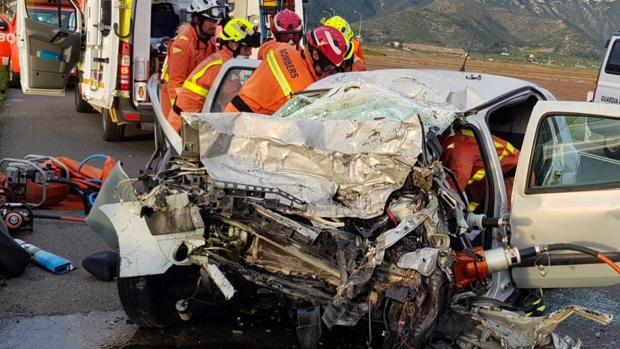 Muere una mujer en un accidente entre un coche y un camión en la N-332