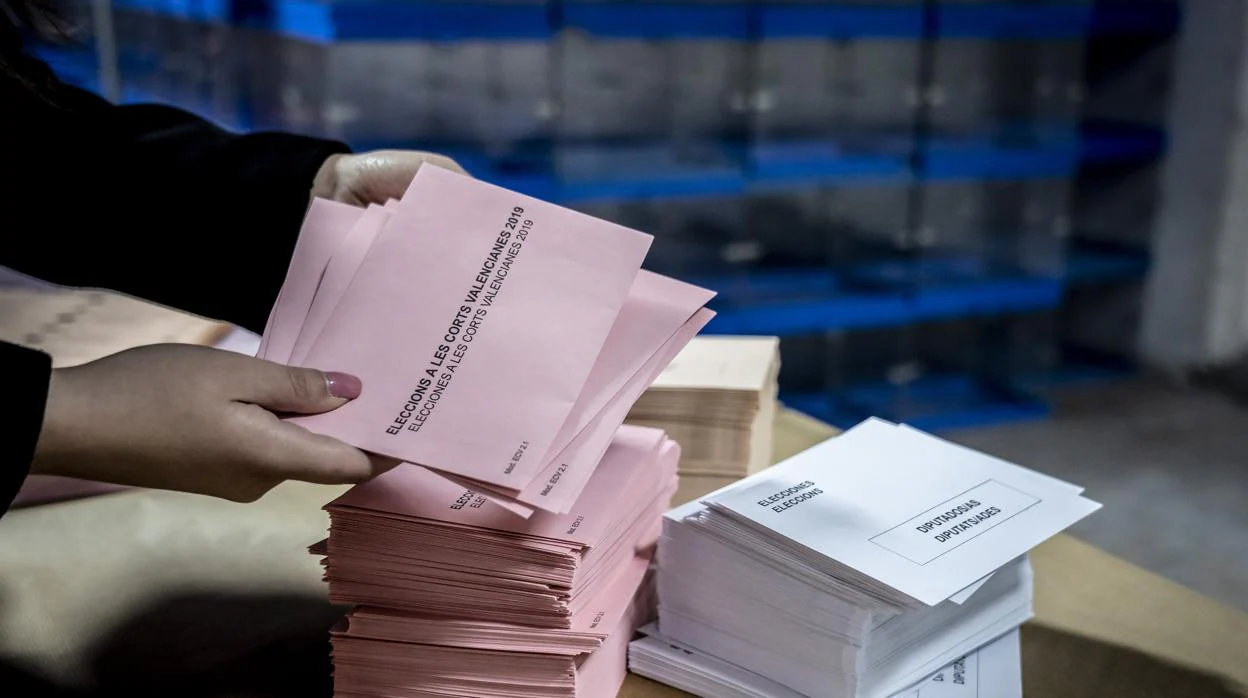Imagen de los sobres de la candidaturas tomada en el almacén electoral de Valencia