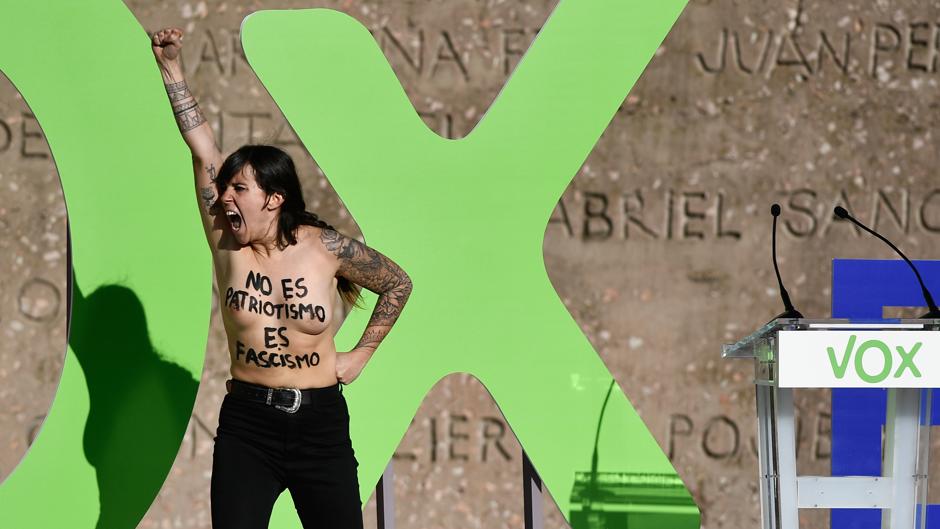 Tres activistas de Femen, detenidas tras irrumpir en el acto de cierre de campaña de Vox en Madrid