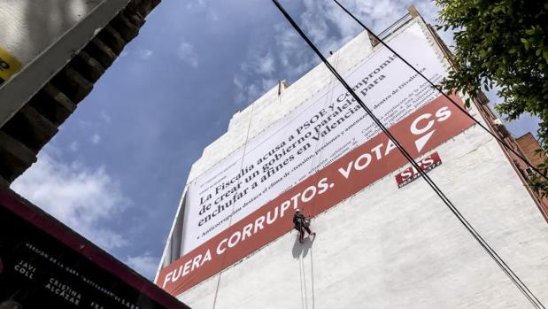 La Junta Electoral obliga a Ciudadanos a retirar su lona gigante de la «corrupción» del PSPV y Compromís