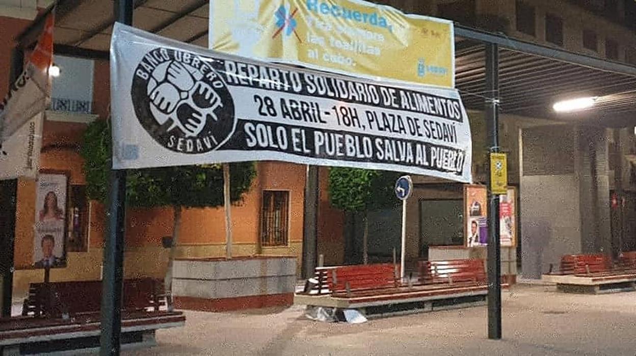 La pancarta que ha colocado el Banco Obrero en la plaza de Sedaví