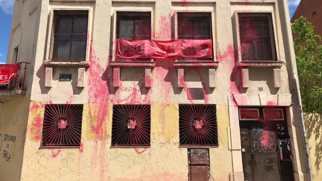 La fachada de la Casa del Pueblo, tras ser atacada con pintura roja