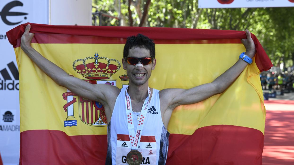 El atleta español Javier Guerra, tras cruzar la meta de la Maratón masculina en el Paseo de la Castellana de Madrid.