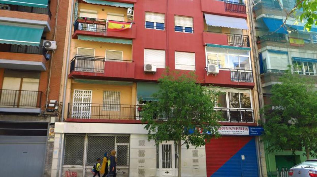 Fachada del edificio donde una mujer ha convivido con el cadáver de su hermana en Alicante