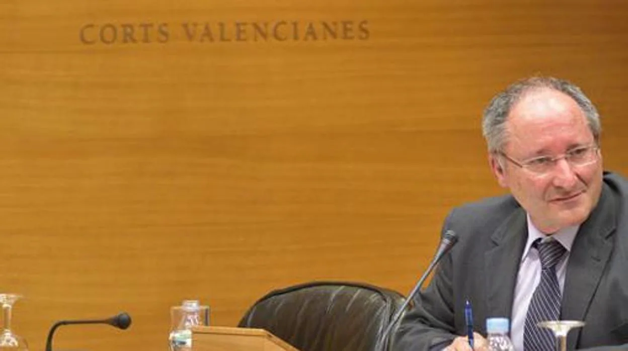 El director de la Agencia Antifraude, Joan Antoni Llinares, en las Cortes Valencianas