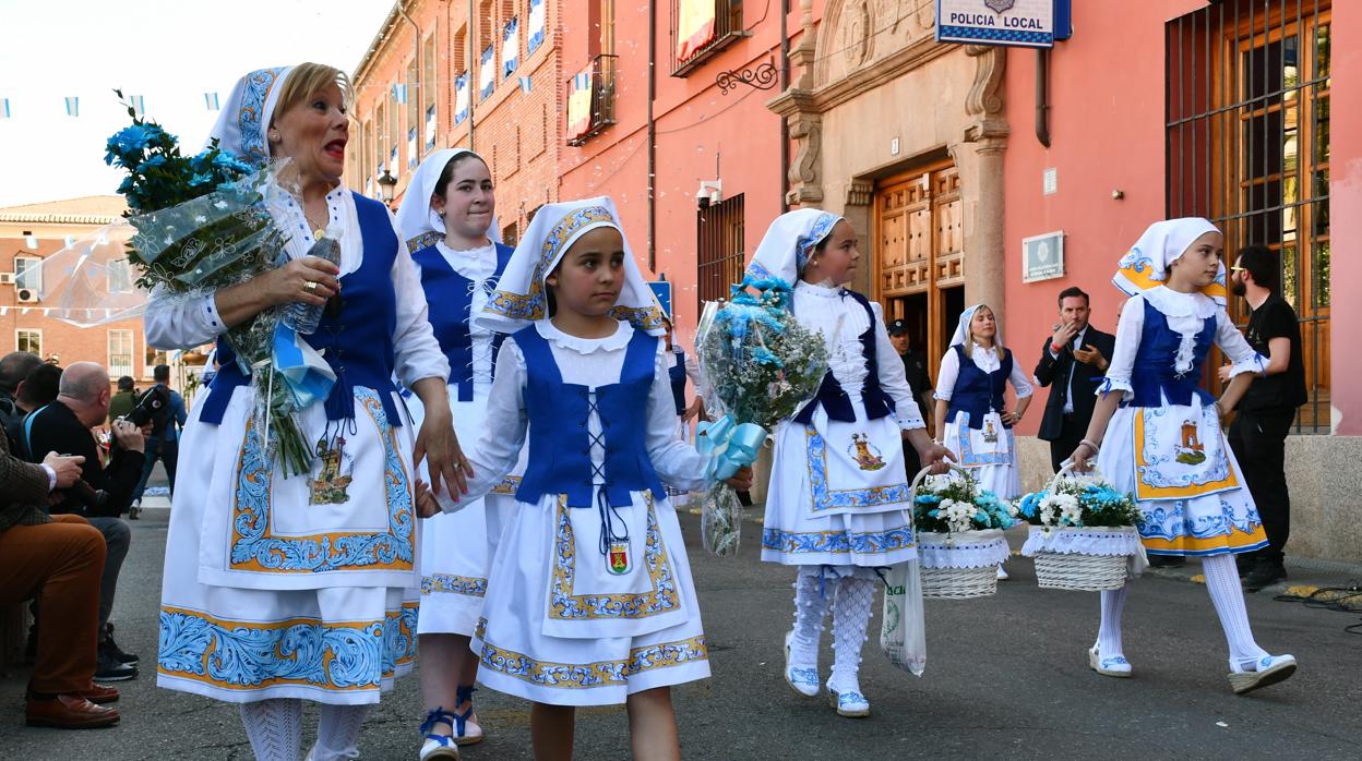 Participantes vestidas de talaveranas, durante el desfile