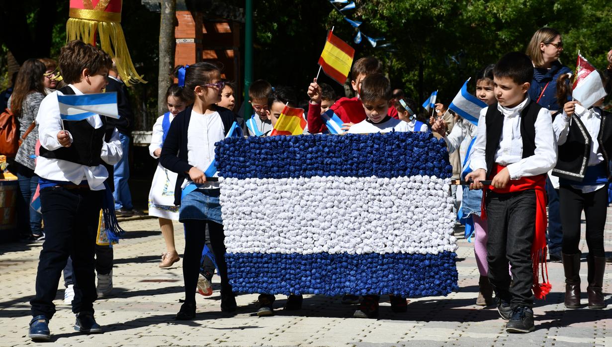 Un grupo de niños portó una bandera de Talavera de la Reina