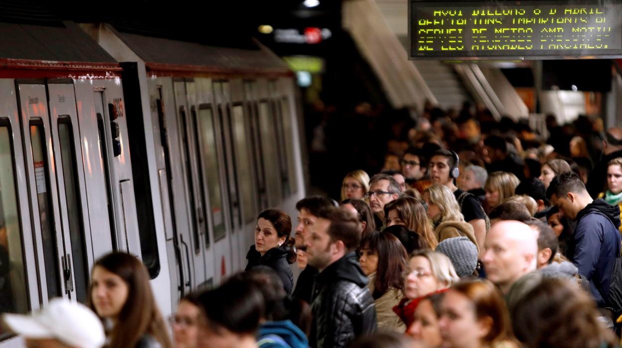 Aglutinamiento en los andenes del Metro de la capital catalana