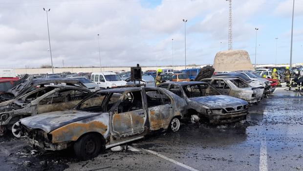 Un incendio calcina siete coches en el depósito municipal donde son retirados por la grúa