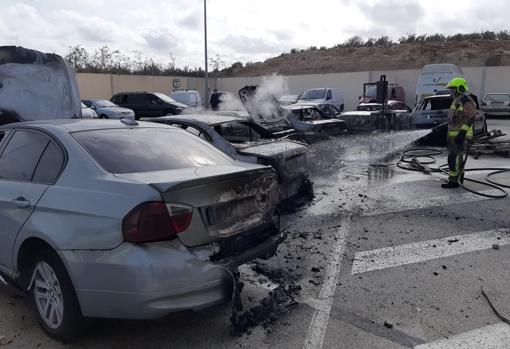 Un bombero termina de sofocar el fuego