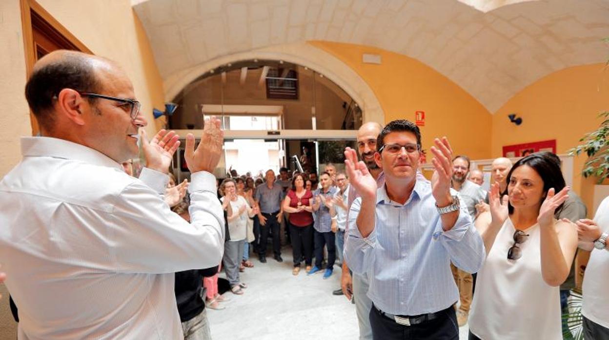 Jorge Rodríguez aplaudido en el Ayuntamiento de Ontinyent al regresar tras su detención